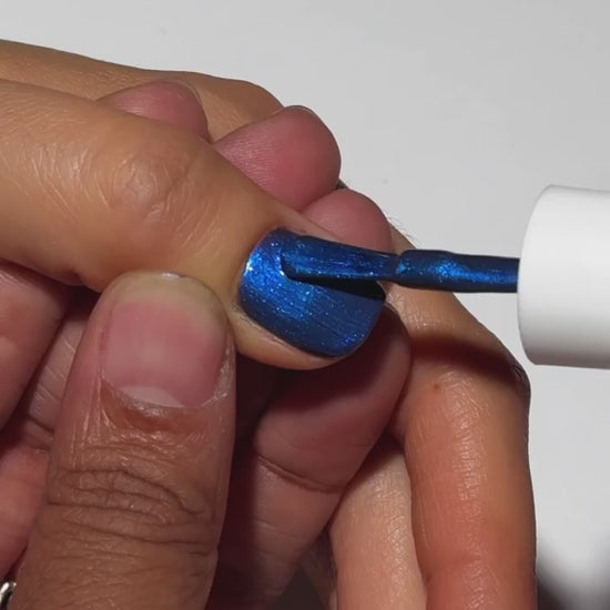 Painting Fashion Week on nails